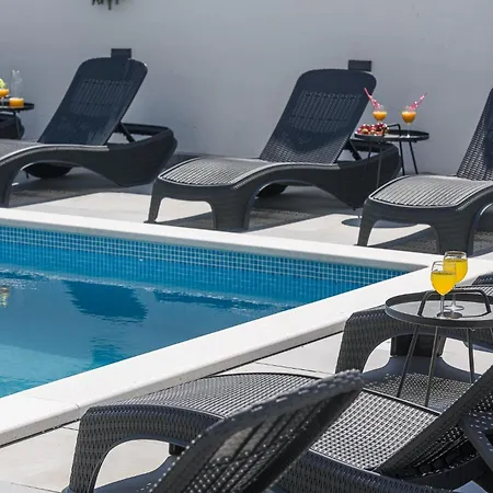 Barbara & Zoran With Free Parking And Heated Swimming Pool 公寓