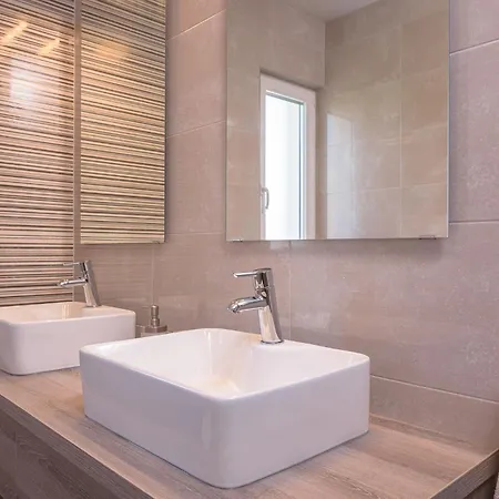 Barbara & Zoran With Free Parking And Heated Swimming Pool Apartmán