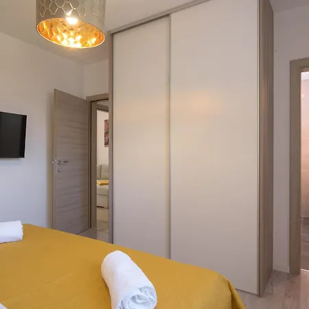 Barbara & Zoran With Free Parking And Heated Swimming Pool