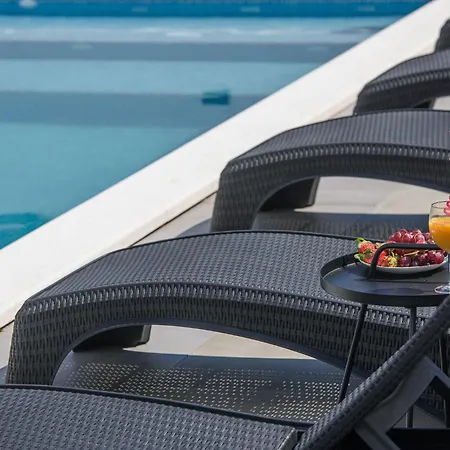 Barbara & Zoran With Free Parking And Heated Swimming Pool *