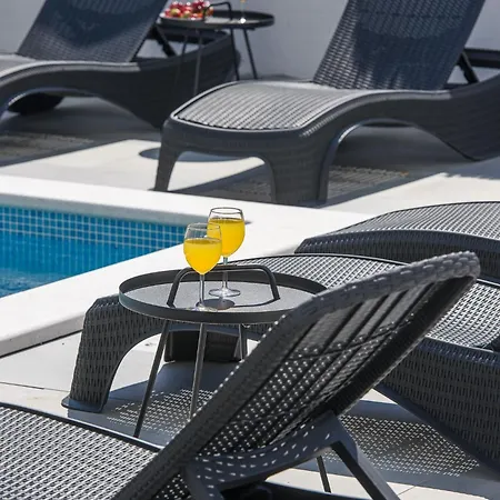 Barbara & Zoran With Free Parking And Heated Swimming Pool *